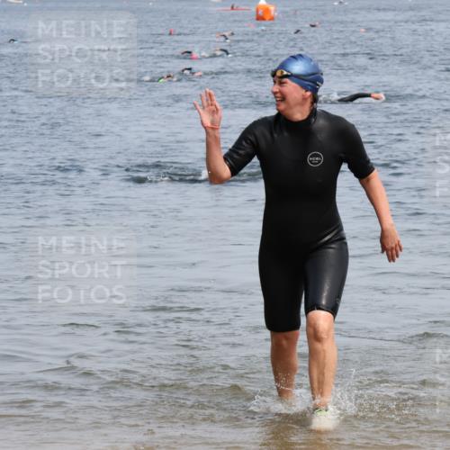 15.06.2025 - 27. Vierlanden-Triathlon Lena Gebhardt http://msf.ph/oto/8035006 15.06.2025 11:20:52 Schwimmen 879, 892, 918, 924, 936, 941, 965 meine-sportfotos.de