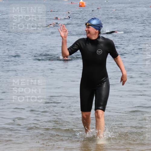15.06.2025 - 27. Vierlanden-Triathlon Lena Gebhardt http://msf.ph/oto/8035010 15.06.2025 11:20:52 Schwimmen 879, 892, 918, 924, 936, 941, 965 meine-sportfotos.de