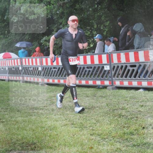 21.06.2025 - 27. Vierlanden-Triathlon KatJ http://msf.ph/oto/8035013 15.06.2025 13:50:31 Ziel 123, 933, 1101 meine-sportfotos.de