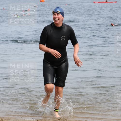 15.06.2025 - 27. Vierlanden-Triathlon Lena Gebhardt http://msf.ph/oto/8035014 15.06.2025 11:20:53 Schwimmen 892, 918, 924, 936, 965 meine-sportfotos.de