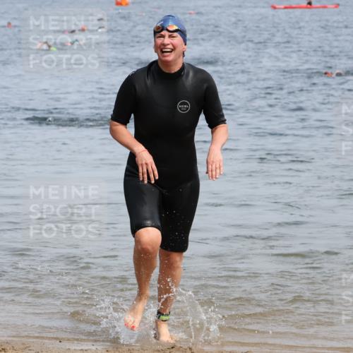 15.06.2025 - 27. Vierlanden-Triathlon Lena Gebhardt http://msf.ph/oto/8035016 15.06.2025 11:20:53 Schwimmen 892, 918, 924, 936, 965 meine-sportfotos.de
