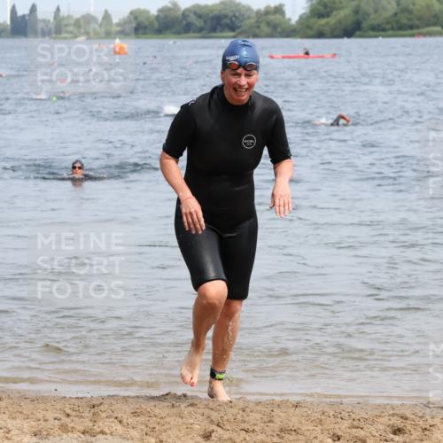 15.06.2025 - 27. Vierlanden-Triathlon Lena Gebhardt http://msf.ph/oto/8035020 15.06.2025 11:20:54 Schwimmen 892, 918, 936, 965 meine-sportfotos.de