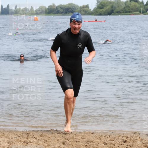 15.06.2025 - 27. Vierlanden-Triathlon Lena Gebhardt http://msf.ph/oto/8035024 15.06.2025 11:20:54 Schwimmen 892, 918, 936, 965 meine-sportfotos.de