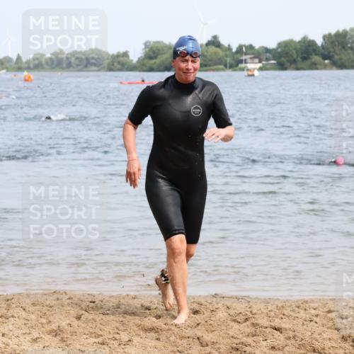 15.06.2025 - 27. Vierlanden-Triathlon Lena Gebhardt http://msf.ph/oto/8035029 15.06.2025 11:20:54 Schwimmen 892, 918, 936, 965 meine-sportfotos.de