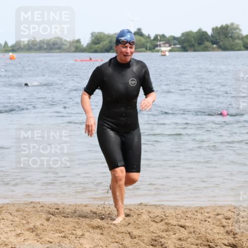 15.06.2025 - 27. Vierlanden-Triathlon Lena Gebhardt http://msf.ph/oto/8035032 15.06.2025 11:20:54 Schwimmen 892, 918, 936, 965 meine-sportfotos.de