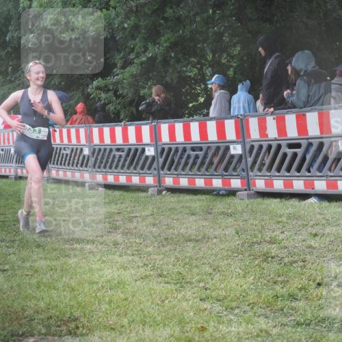 21.06.2025 - 27. Vierlanden-Triathlon KatJ http://msf.ph/oto/8035033 15.06.2025 13:50:33 Ziel 123, 933, 1101 meine-sportfotos.de