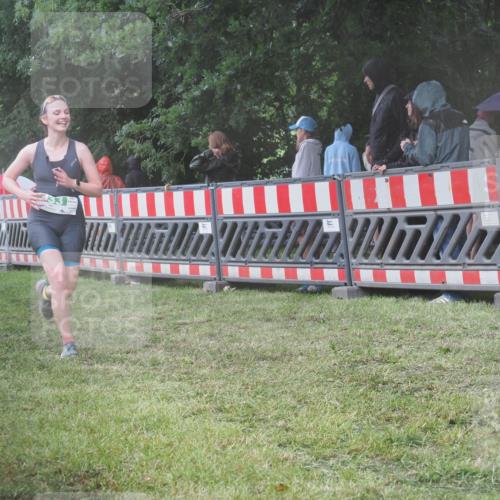 21.06.2025 - 27. Vierlanden-Triathlon KatJ http://msf.ph/oto/8035037 15.06.2025 13:50:33 Ziel 123, 933, 1101 meine-sportfotos.de