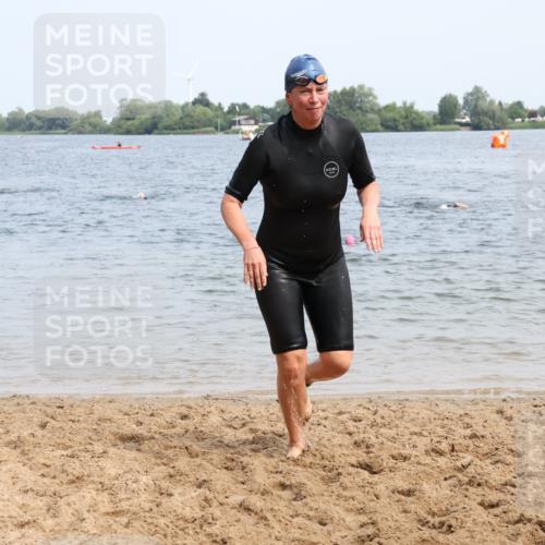 15.06.2025 - 27. Vierlanden-Triathlon Lena Gebhardt http://msf.ph/oto/8035038 15.06.2025 11:20:55 Schwimmen 892, 918, 936, 965 meine-sportfotos.de