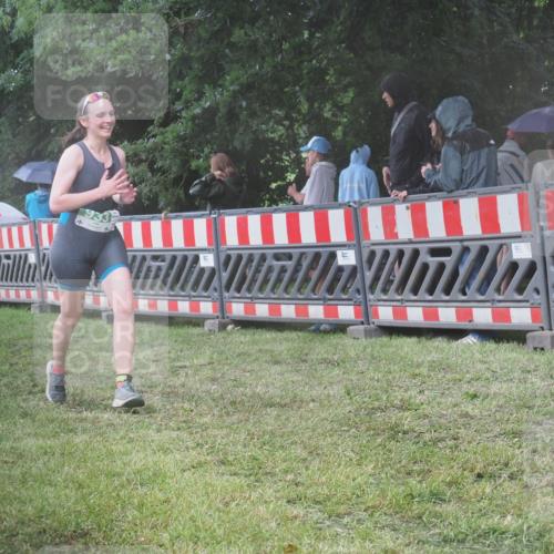 21.06.2025 - 27. Vierlanden-Triathlon KatJ http://msf.ph/oto/8035046 15.06.2025 13:50:34 Ziel 123, 933, 1101 meine-sportfotos.de