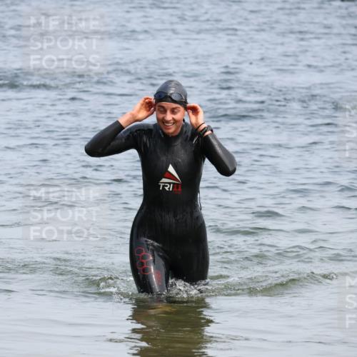 15.06.2025 - 27. Vierlanden-Triathlon Lena Gebhardt http://msf.ph/oto/8035047 15.06.2025 11:21:05 Schwimmen 929, 931, 965 meine-sportfotos.de