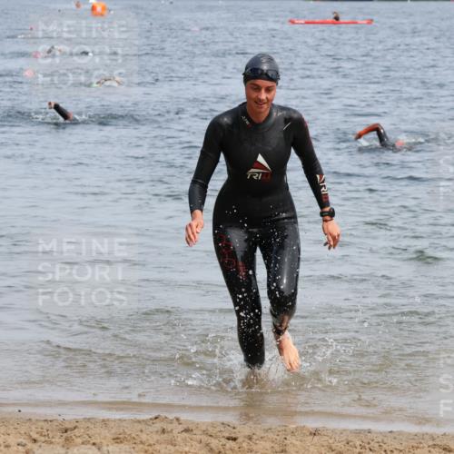 15.06.2025 - 27. Vierlanden-Triathlon Lena Gebhardt http://msf.ph/oto/8035050 15.06.2025 11:21:10 Schwimmen 929, 931 meine-sportfotos.de