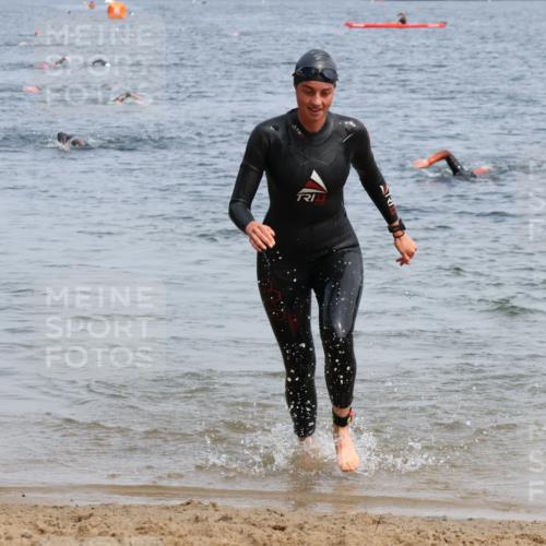 15.06.2025 - 27. Vierlanden-Triathlon Lena Gebhardt http://msf.ph/oto/8035055 15.06.2025 11:21:10 Schwimmen 929, 931 meine-sportfotos.de