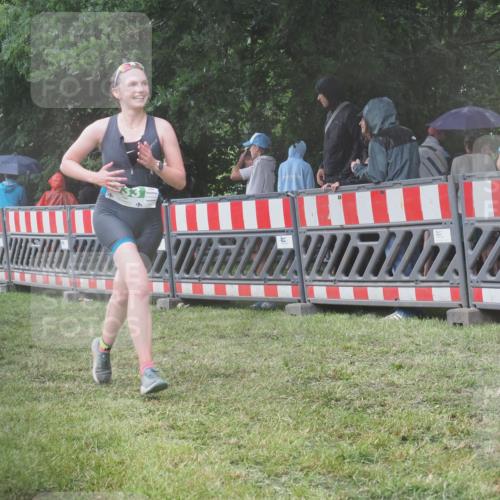 21.06.2025 - 27. Vierlanden-Triathlon KatJ http://msf.ph/oto/8035057 15.06.2025 13:50:34 Ziel 123, 933, 1101 meine-sportfotos.de