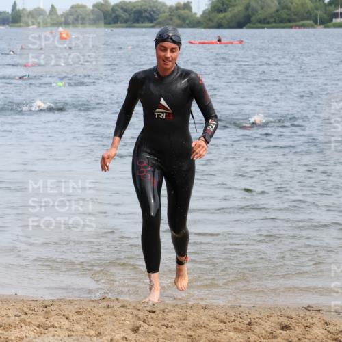 15.06.2025 - 27. Vierlanden-Triathlon Lena Gebhardt http://msf.ph/oto/8035060 15.06.2025 11:21:11 Schwimmen 929, 931 meine-sportfotos.de