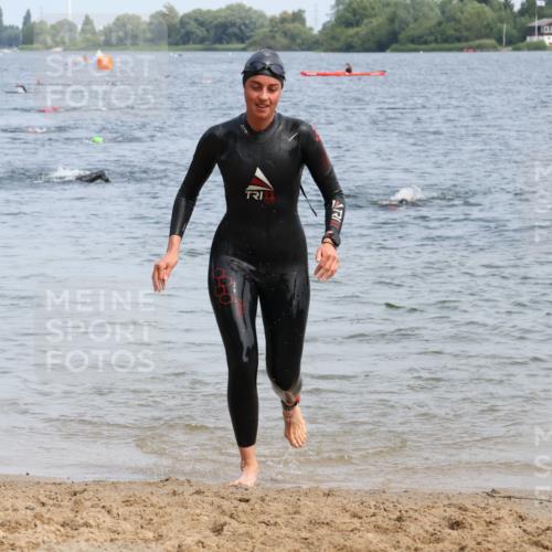 15.06.2025 - 27. Vierlanden-Triathlon Lena Gebhardt http://msf.ph/oto/8035063 15.06.2025 11:21:11 Schwimmen 929, 931 meine-sportfotos.de