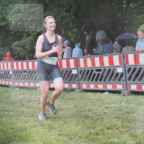 21.06.2025 - 27. Vierlanden-Triathlon KatJ http://msf.ph/oto/8035069 15.06.2025 13:50:34 Ziel 123, 933, 1101 meine-sportfotos.de