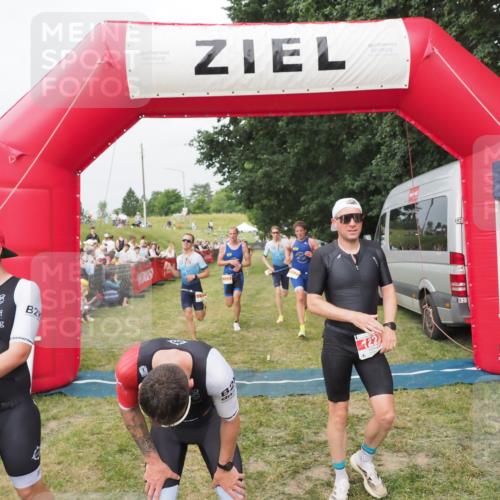 21.06.2025 - 27. Vierlanden-Triathlon MichiJ http://msf.ph/oto/8035072 15.06.2026 12:58:54 Ziel 122, 662, 995, 996, 997, 998, 1010, 1011, 1012, 1013, 1038 meine-sportfotos.de