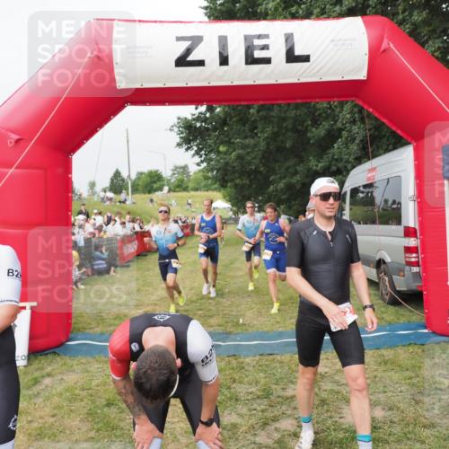 21.06.2025 - 27. Vierlanden-Triathlon MichiJ http://msf.ph/oto/8035077 15.06.2026 12:58:54 Ziel 122, 662, 995, 996, 997, 998, 1010, 1011, 1012, 1013, 1038 meine-sportfotos.de