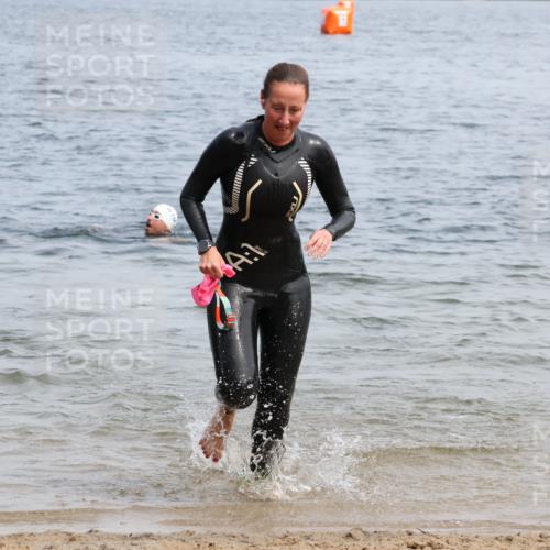 15.06.2025 - 27. Vierlanden-Triathlon Lena Gebhardt http://msf.ph/oto/8035079 15.06.2025 11:21:12 Schwimmen 929, 931 meine-sportfotos.de