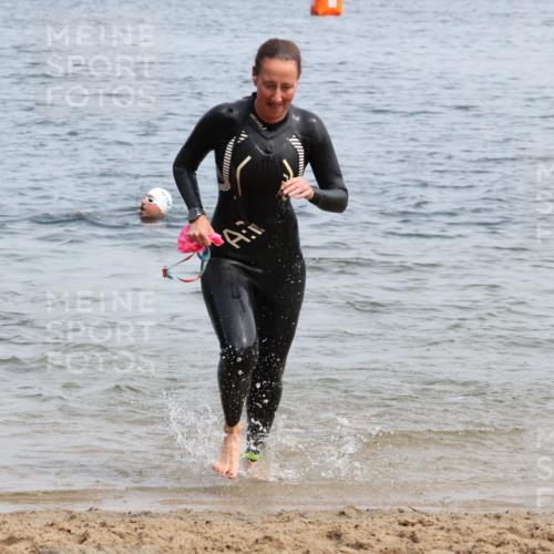 15.06.2025 - 27. Vierlanden-Triathlon Lena Gebhardt http://msf.ph/oto/8035082 15.06.2025 11:21:12 Schwimmen 929, 931 meine-sportfotos.de