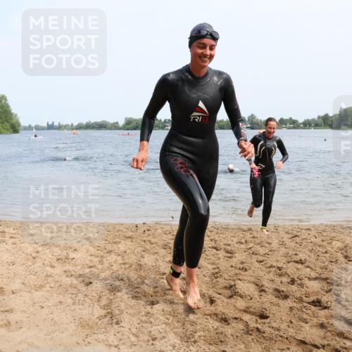15.06.2025 - 27. Vierlanden-Triathlon Lena Gebhardt http://msf.ph/oto/8035087 15.06.2025 11:21:13 Schwimmen 929, 931 meine-sportfotos.de