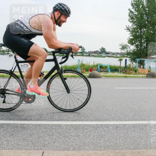 15.06.2025 - 27. Vierlanden-Triathlon H.Heesch http://msf.ph/oto/8035091 15.06.2025 10:44:13 Radfahren 425, 452 meine-sportfotos.de