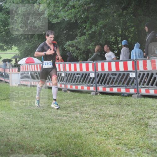 21.06.2025 - 27. Vierlanden-Triathlon KatJ http://msf.ph/oto/8035092 15.06.2025 13:50:40 Ziel 1101, 1120, 1132 meine-sportfotos.de