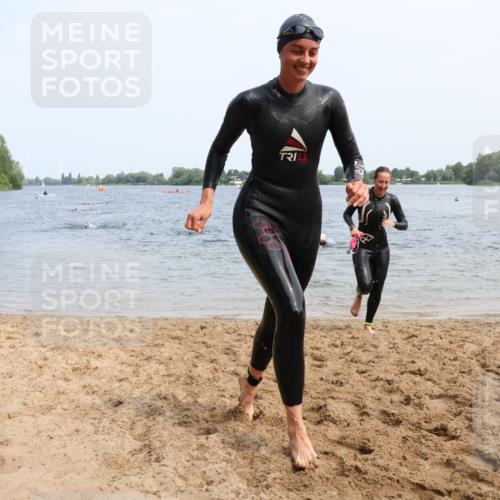 15.06.2025 - 27. Vierlanden-Triathlon Lena Gebhardt http://msf.ph/oto/8035093 15.06.2025 11:21:14 Schwimmen 929, 931, 967 meine-sportfotos.de