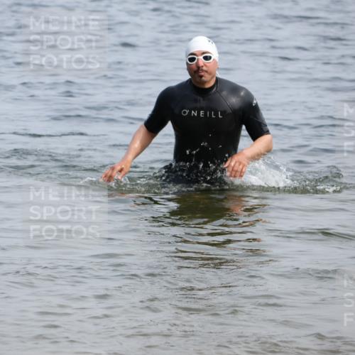 15.06.2025 - 27. Vierlanden-Triathlon Lena Gebhardt http://msf.ph/oto/8035111 15.06.2025 11:21:17 Schwimmen 929, 931, 967 meine-sportfotos.de