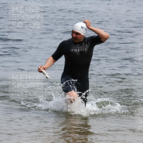15.06.2025 - 27. Vierlanden-Triathlon Lena Gebhardt http://msf.ph/oto/8035116 15.06.2025 11:21:21 Schwimmen 929, 931, 967 meine-sportfotos.de