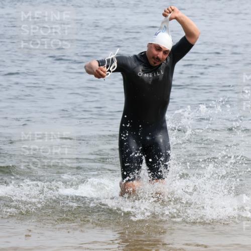 15.06.2025 - 27. Vierlanden-Triathlon Lena Gebhardt http://msf.ph/oto/8035118 15.06.2025 11:21:21 Schwimmen 929, 931, 967 meine-sportfotos.de
