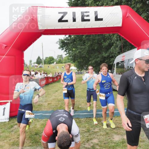 21.06.2025 - 27. Vierlanden-Triathlon MichiJ http://msf.ph/oto/8035125 15.06.2026 12:58:55 Ziel 122, 662, 995, 996, 997, 998, 1010, 1011, 1012, 1013, 1038 meine-sportfotos.de