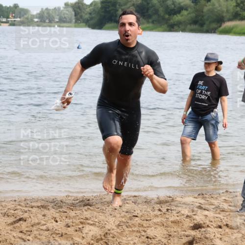 15.06.2025 - 27. Vierlanden-Triathlon Lena Gebhardt http://msf.ph/oto/8035134 15.06.2025 11:21:24 Schwimmen 931, 967 meine-sportfotos.de