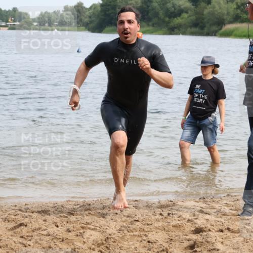 15.06.2025 - 27. Vierlanden-Triathlon Lena Gebhardt http://msf.ph/oto/8035137 15.06.2025 11:21:24 Schwimmen 931, 967 meine-sportfotos.de