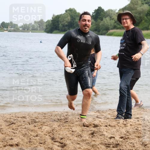15.06.2025 - 27. Vierlanden-Triathlon Lena Gebhardt http://msf.ph/oto/8035142 15.06.2025 11:21:24 Schwimmen 931, 967 meine-sportfotos.de