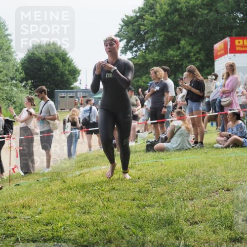 15.06.2025 - 27. Vierlanden-Triathlon KatJ http://msf.ph/oto/8035149 15.06.2025 11:19:38 Schwimmen 875, 878, 895, 923 meine-sportfotos.de