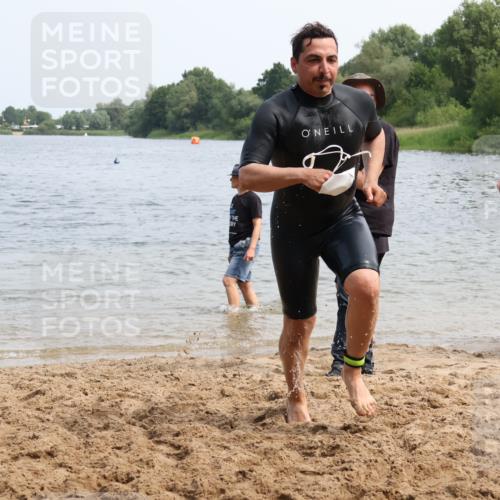 15.06.2025 - 27. Vierlanden-Triathlon Lena Gebhardt http://msf.ph/oto/8035153 15.06.2025 11:21:25 Schwimmen 931, 967 meine-sportfotos.de