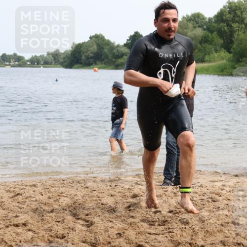 15.06.2025 - 27. Vierlanden-Triathlon Lena Gebhardt http://msf.ph/oto/8035158 15.06.2025 11:21:25 Schwimmen 931, 967 meine-sportfotos.de