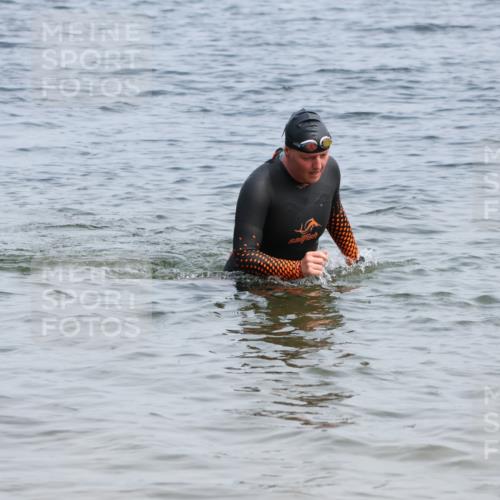 15.06.2025 - 27. Vierlanden-Triathlon Lena Gebhardt http://msf.ph/oto/8035165 15.06.2025 11:21:27 Schwimmen 967 meine-sportfotos.de
