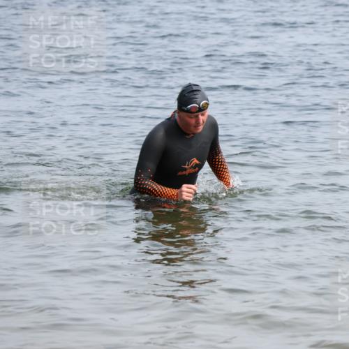 15.06.2025 - 27. Vierlanden-Triathlon Lena Gebhardt http://msf.ph/oto/8035168 15.06.2025 11:21:27 Schwimmen 967 meine-sportfotos.de