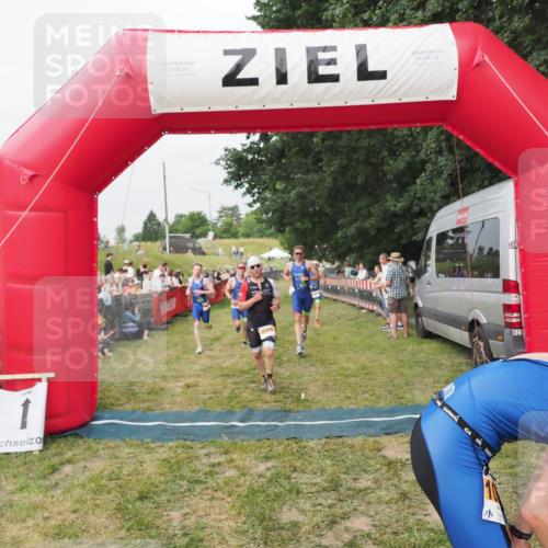 21.06.2025 - 27. Vierlanden-Triathlon MichiJ http://msf.ph/oto/8035170 15.06.2026 12:59:16 Ziel 994, 1014, 1015, 1016, 1018 meine-sportfotos.de