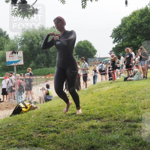 15.06.2025 - 27. Vierlanden-Triathlon KatJ http://msf.ph/oto/8035171 15.06.2025 11:19:39 Schwimmen 875, 895 meine-sportfotos.de