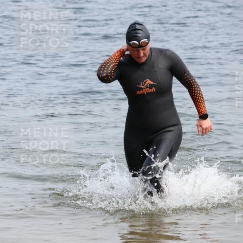 15.06.2025 - 27. Vierlanden-Triathlon Lena Gebhardt http://msf.ph/oto/8035173 15.06.2025 11:21:32 Schwimmen 905, 967 meine-sportfotos.de