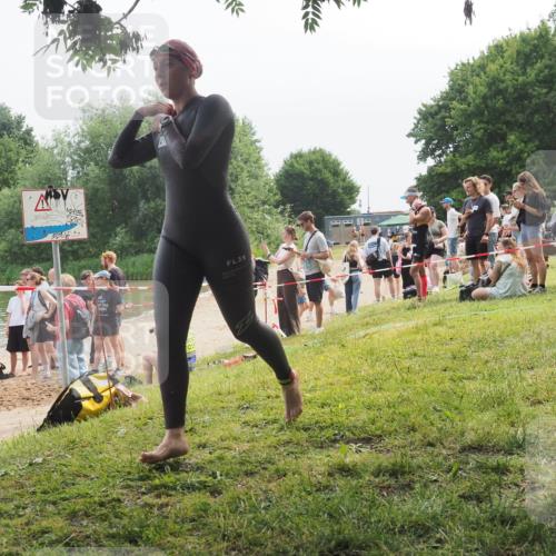 15.06.2025 - 27. Vierlanden-Triathlon KatJ http://msf.ph/oto/8035177 15.06.2025 11:19:39 Schwimmen 875, 895 meine-sportfotos.de