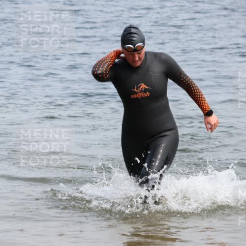 15.06.2025 - 27. Vierlanden-Triathlon Lena Gebhardt http://msf.ph/oto/8035178 15.06.2025 11:21:32 Schwimmen 905, 967 meine-sportfotos.de