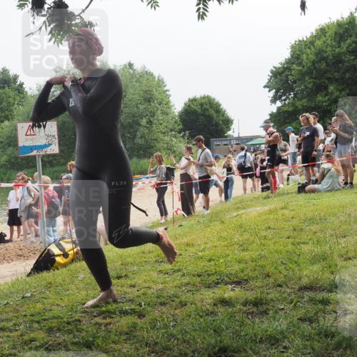 15.06.2025 - 27. Vierlanden-Triathlon KatJ http://msf.ph/oto/8035182 15.06.2025 11:19:39 Schwimmen 875, 895 meine-sportfotos.de