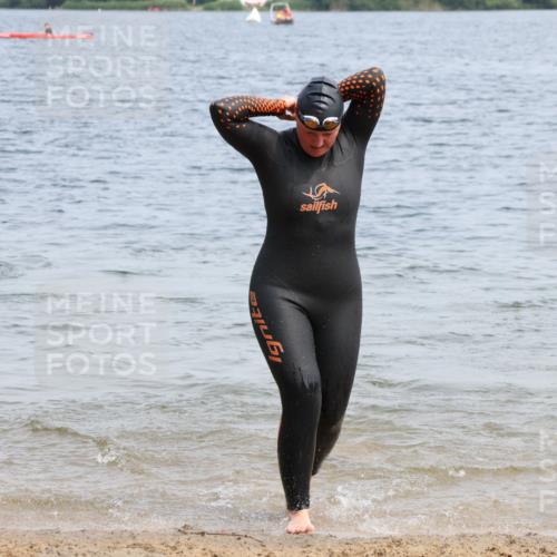 15.06.2025 - 27. Vierlanden-Triathlon Lena Gebhardt http://msf.ph/oto/8035183 15.06.2025 11:21:34 Schwimmen 905, 967 meine-sportfotos.de