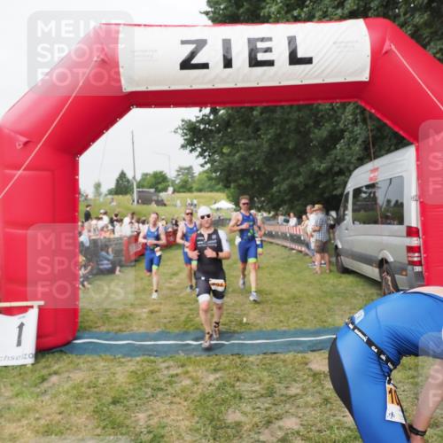 21.06.2025 - 27. Vierlanden-Triathlon MichiJ http://msf.ph/oto/8035187 15.06.2026 12:59:16 Ziel 994, 1014, 1015, 1016, 1018 meine-sportfotos.de