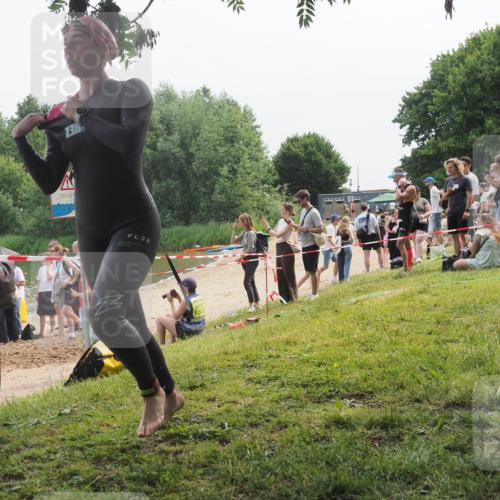 15.06.2025 - 27. Vierlanden-Triathlon KatJ http://msf.ph/oto/8035188 15.06.2025 11:19:39 Schwimmen 875, 895 meine-sportfotos.de