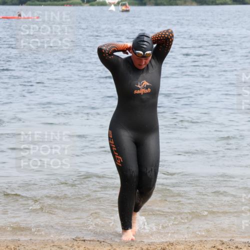 15.06.2025 - 27. Vierlanden-Triathlon Lena Gebhardt http://msf.ph/oto/8035190 15.06.2025 11:21:34 Schwimmen 905, 967 meine-sportfotos.de